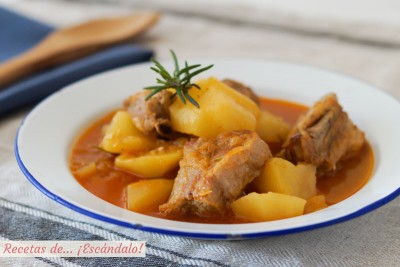 Costilla de cerdo guisada con guarnición.jpg