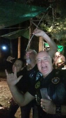 Entusiasmo...? Alcohol?...cantandooooo