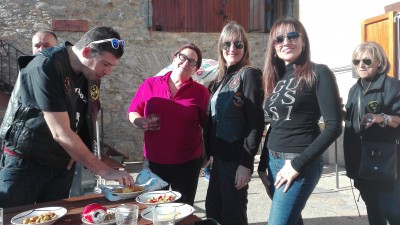 Mujeres bellas..y Novato comiendo
