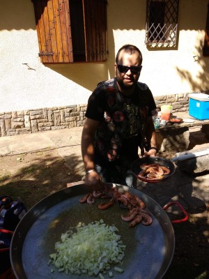 Chico duro cocinando