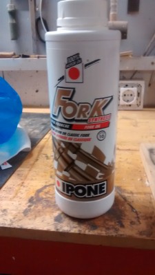 Aceite, el indicado por el fabricante SAE 10 para horquillas, La marca Ipone esta de moda y dicen que es cojonuda asi que cuando me la ofrecieron en el taller ... la compre<br />400ml (0.4L) por barra