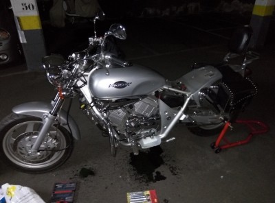 La moto desnuda para la chapuza