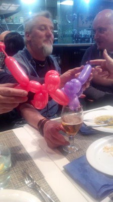 finalmente hasta los perros globo acabaron bebiendo