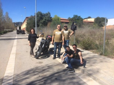 ESPERANDO LA GRUA PARA EL SEÑOR DEL BOTON ROJO